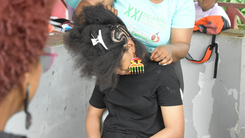 Karen Domínguez Mendoza: A traditional hairdresser braids her model's hair during the Tejiendo Esperanzas (Weaving Hopes) competition